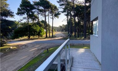 Casa en venta en Pinamar. Moderna y muy luminosa. 3 dorm + dependencia
