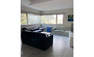 Casa en venta en Pinamar. Moderna y muy luminosa. 3 dorm + dependencia