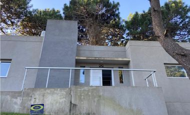 Casa en venta en Pinamar. Moderna y muy luminosa. 3 dorm + dependencia
