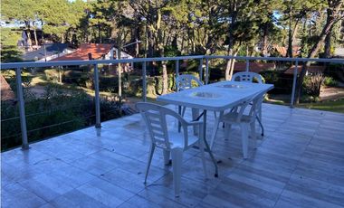 Casa en venta en Pinamar. Moderna y muy luminosa. 3 dorm + dependencia