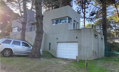 Casa en venta en Pinamar. Moderna y muy luminosa. 3 dorm + dependencia