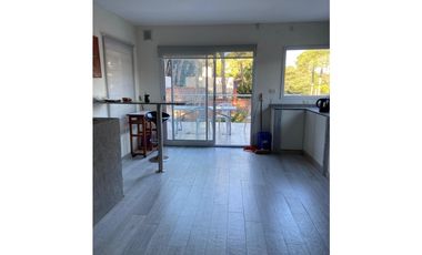 Casa en venta en Pinamar. Moderna y muy luminosa. 3 dorm + dependencia