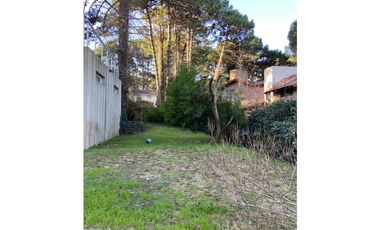 Casa en venta en Pinamar. Moderna y muy luminosa. 3 dorm + dependencia