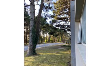 Casa en venta en Pinamar. Moderna y muy luminosa. 3 dorm + dependencia