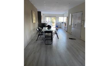 Casa en venta en Pinamar. Moderna y muy luminosa. 3 dorm + dependencia