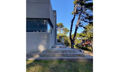 Casa en venta en Pinamar. Moderna y muy luminosa. 3 dorm + dependencia