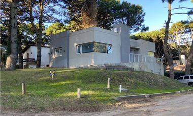 Casa en venta en Pinamar. Moderna y muy luminosa. 3 dorm + dependencia