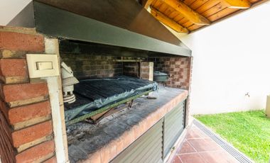 CASA VENTA MONTEGRANDE 4 AMB PARQUE Y PILETA