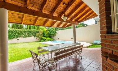 CASA VENTA MONTEGRANDE 4 AMB PARQUE Y PILETA