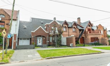 CASA VENTA MONTEGRANDE 4 AMB PARQUE Y PILETA