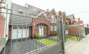 CASA VENTA MONTEGRANDE 4 AMB PARQUE Y PILETA