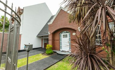 CASA VENTA MONTEGRANDE 4 AMB PARQUE Y PILETA