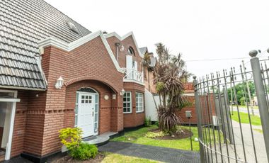 CASA VENTA MONTEGRANDE 4 AMB PARQUE Y PILETA
