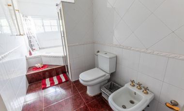 CASA VENTA MONTEGRANDE 4 AMB PARQUE Y PILETA