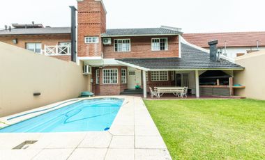 CASA VENTA MONTEGRANDE 4 AMB PARQUE Y PILETA