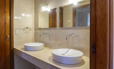 Venta Casa Exclusiva en La Horqueta - 1528 m2