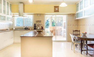 Venta Casa Exclusiva en La Horqueta - 1528 m2