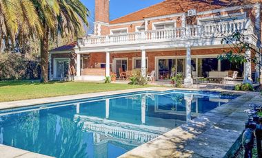 Venta Casa Exclusiva en La Horqueta - 1528 m2
