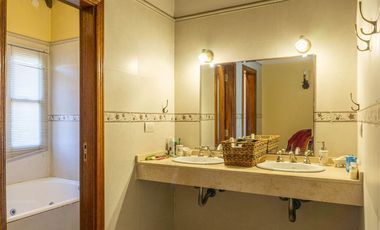 Venta Casa Exclusiva en La Horqueta - 1528 m2