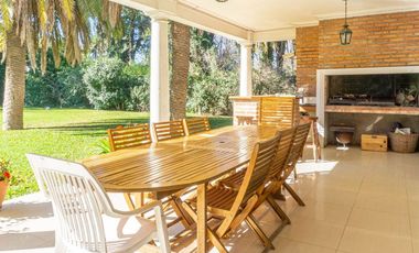 Venta Casa Exclusiva en La Horqueta - 1528 m2