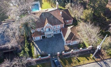 Venta Casa Exclusiva en La Horqueta - 1528 m2