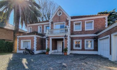 Venta Casa Exclusiva en La Horqueta - 1528 m2