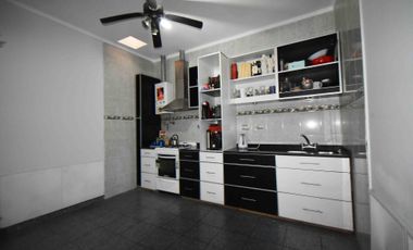 VENTA CASA VILLA LUGANO C/COCH IMPECABLE PERMUTA