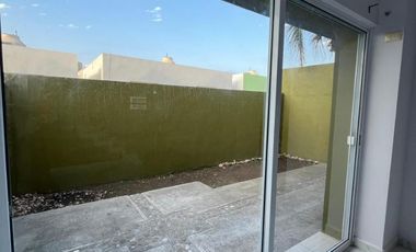 Casa tres niveles en fraccionamiento privado. Puerta de Hierro, Monterrey. Lista para habitar