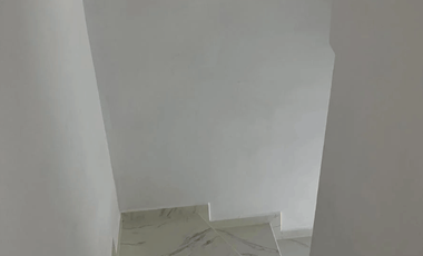 Casa tres niveles en fraccionamiento privado. Puerta de Hierro, Monterrey. Lista para habitar