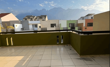 Casa tres niveles en fraccionamiento privado. Puerta de Hierro, Monterrey. Lista para habitar