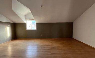 Casa tres niveles en fraccionamiento privado. Puerta de Hierro, Monterrey. Lista para habitar