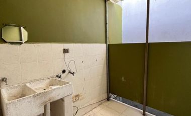 Casa tres niveles en fraccionamiento privado. Puerta de Hierro, Monterrey. Lista para habitar