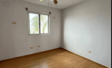 Casa tres niveles en fraccionamiento privado. Puerta de Hierro, Monterrey. Lista para habitar