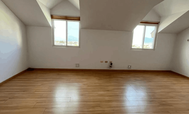 Casa tres niveles en fraccionamiento privado. Puerta de Hierro, Monterrey. Lista para habitar
