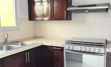 Casa tres niveles en fraccionamiento privado. Puerta de Hierro, Monterrey. Lista para habitar