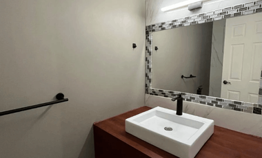 Casa tres niveles en fraccionamiento privado. Puerta de Hierro, Monterrey. Lista para habitar