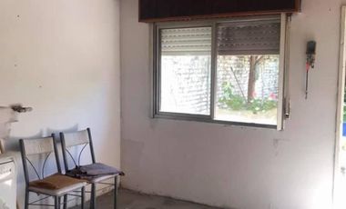 CASA CON 2 DORMITORIOS - COCINA COMEDOR - BAÑO - GALPON - GALERIA  - PATIO - TERRAZA.