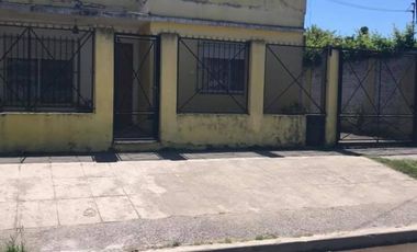 CASA CON 2 DORMITORIOS - COCINA COMEDOR - BAÑO - GALPON - GALERIA  - PATIO - TERRAZA.