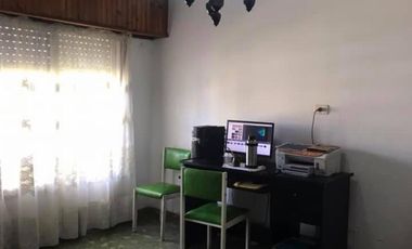 CASA CON 2 DORMITORIOS - COCINA COMEDOR - BAÑO - GALPON - GALERIA  - PATIO - TERRAZA.