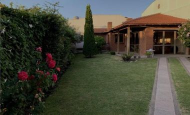 VENDO CHALET 5 AMB CON GARAGE PASANTE Y QUINCHO