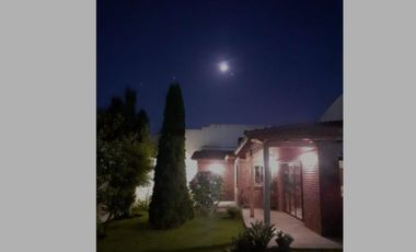 VENDO CHALET 5 AMB CON GARAGE PASANTE Y QUINCHO