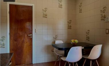 VENDO CHALET 5 AMB CON GARAGE PASANTE Y QUINCHO