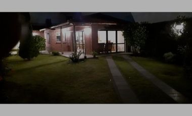 VENDO CHALET 5 AMB CON GARAGE PASANTE Y QUINCHO