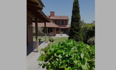 VENDO CHALET 5 AMB CON GARAGE PASANTE Y QUINCHO