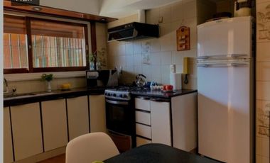 VENDO CHALET 5 AMB CON GARAGE PASANTE Y QUINCHO