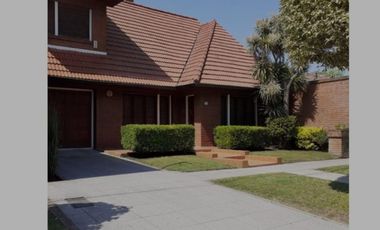 VENDO CHALET 5 AMB CON GARAGE PASANTE Y QUINCHO