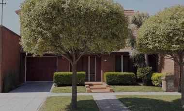 VENDO CHALET 5 AMB CON GARAGE PASANTE Y QUINCHO