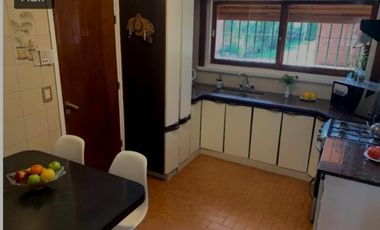 VENDO CHALET 5 AMB CON GARAGE PASANTE Y QUINCHO