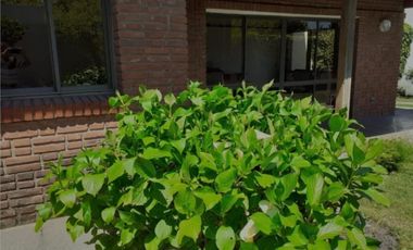 VENDO CHALET 5 AMB CON GARAGE PASANTE Y QUINCHO