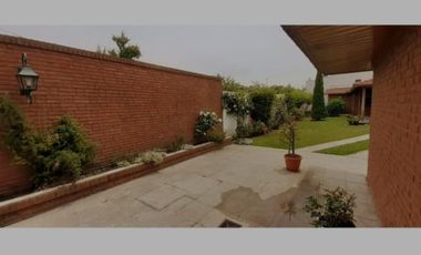VENDO CHALET 5 AMB CON GARAGE PASANTE Y QUINCHO